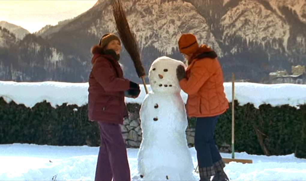 Pauline und Julia bauen einen Schneemann 
